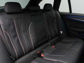 Fahrzeugabbildung BMW 530d Tour Luxury Line AHK Pano H/K Kamera DAB