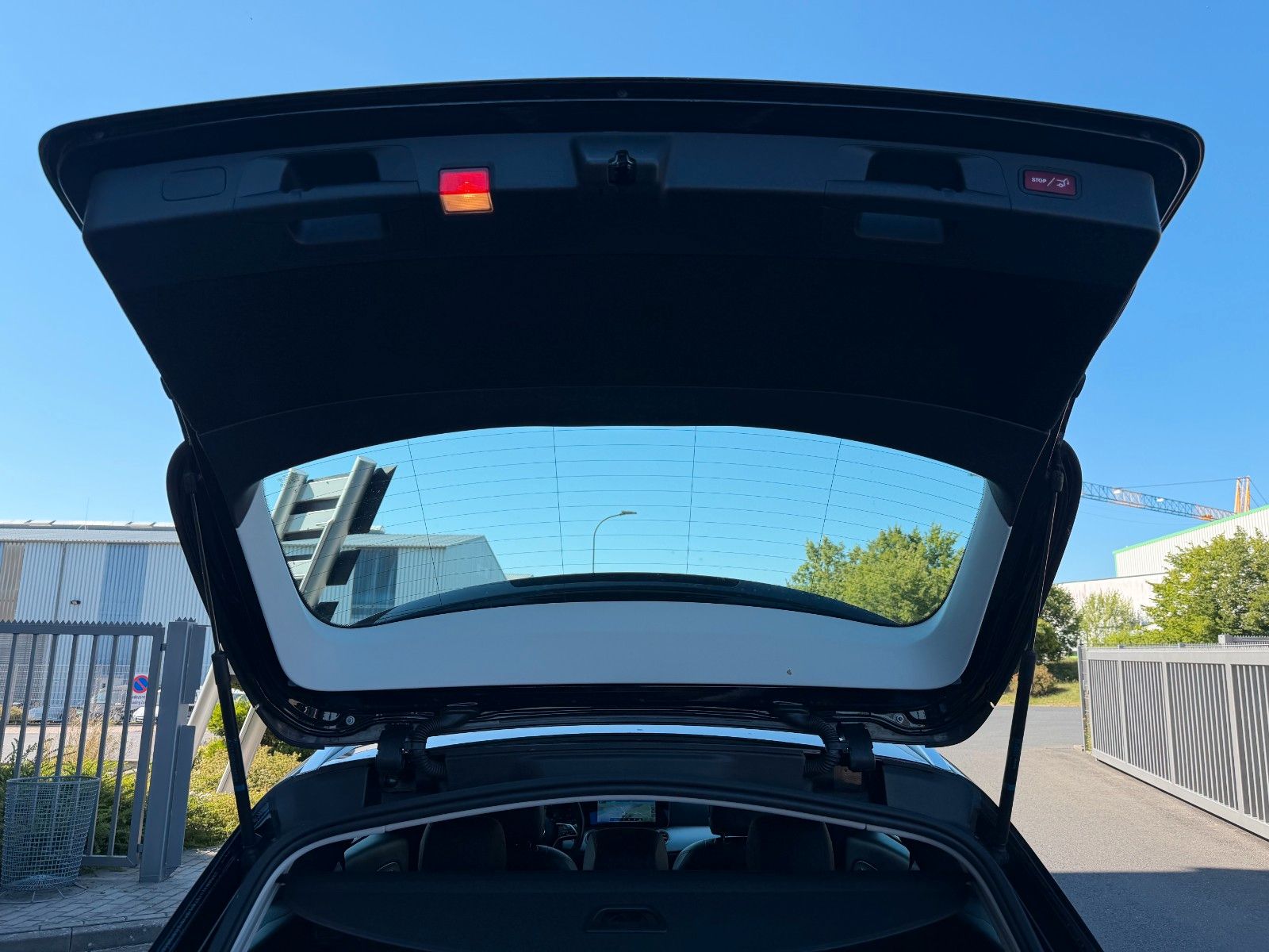 Fahrzeugabbildung Mercedes-Benz E 220d T Avantgarde+RKamera+Leder+Taxi