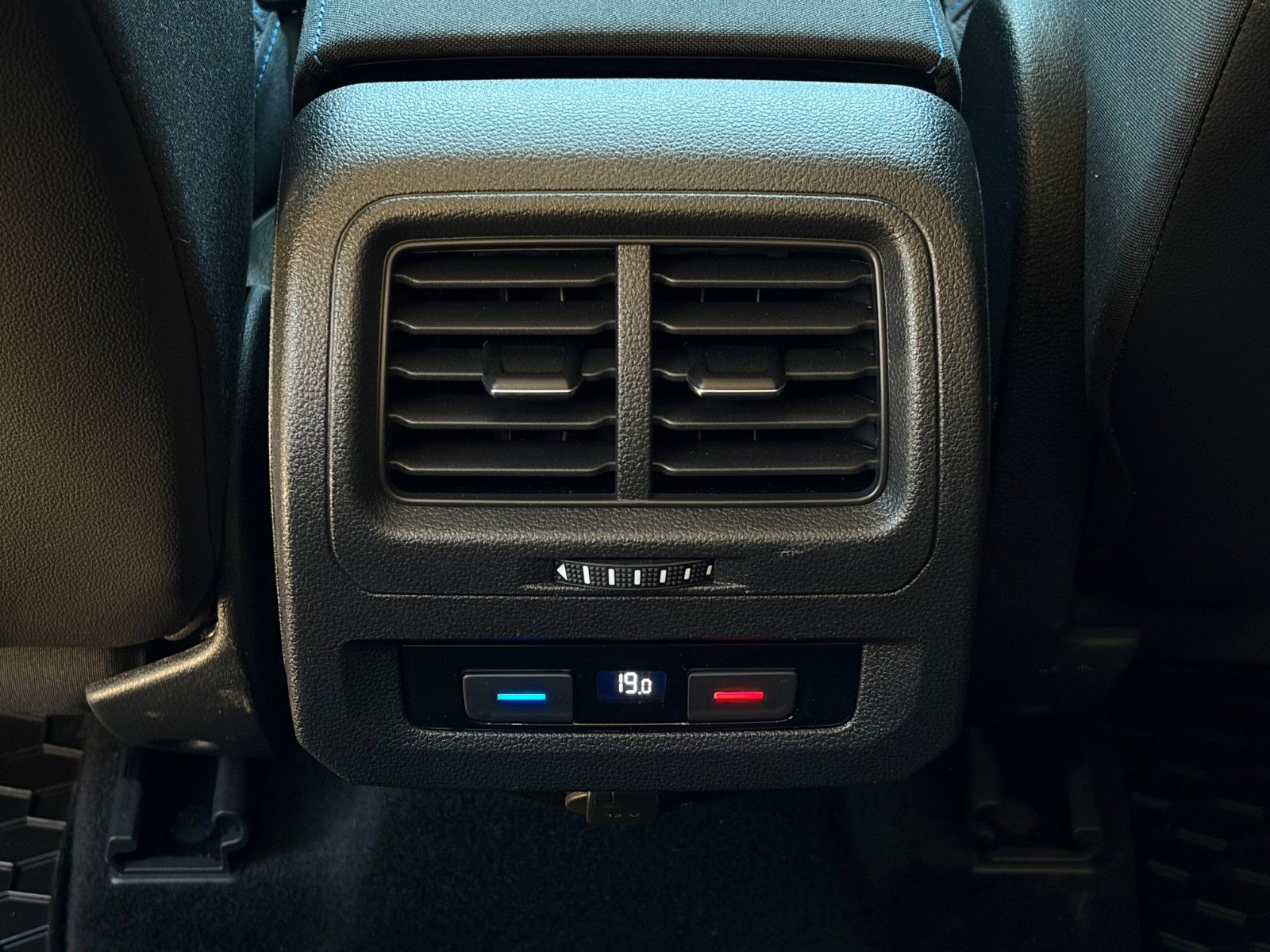 Fahrzeugabbildung Volkswagen Touran 1.5 TSI United SHZ ACC PDC StHz CarPlay