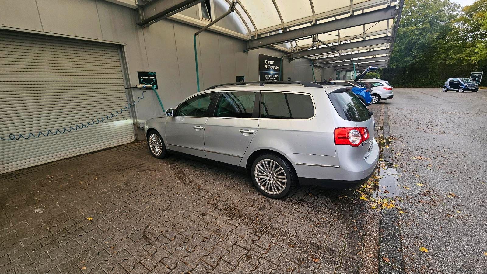 Volkswagen Passat 2010 — rear view