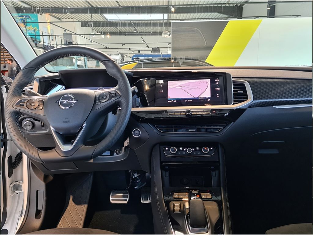 Fahrzeugabbildung Opel Grandland GSe Plug-in Hybrid 4 Allrad Navi 360 K
