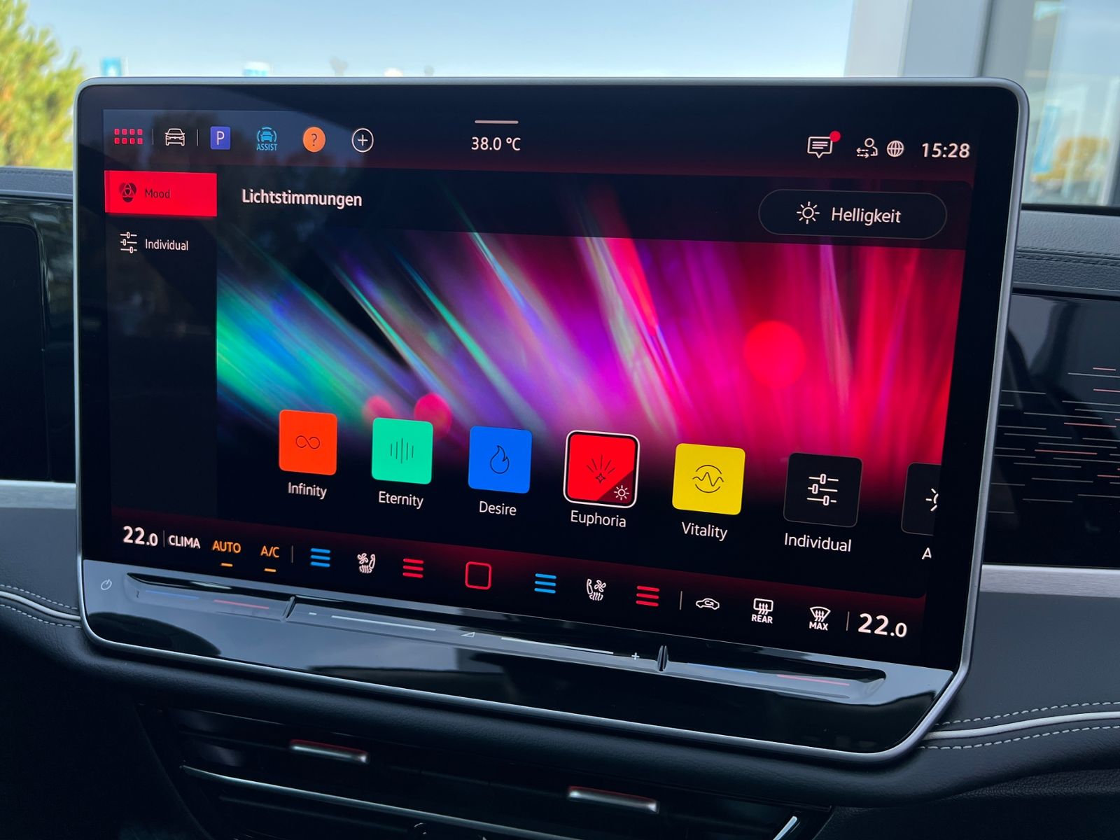 Fahrzeugabbildung Volkswagen Passat Variant Elegance 1.5 eTSI DSG *AHK,IQ-Lig