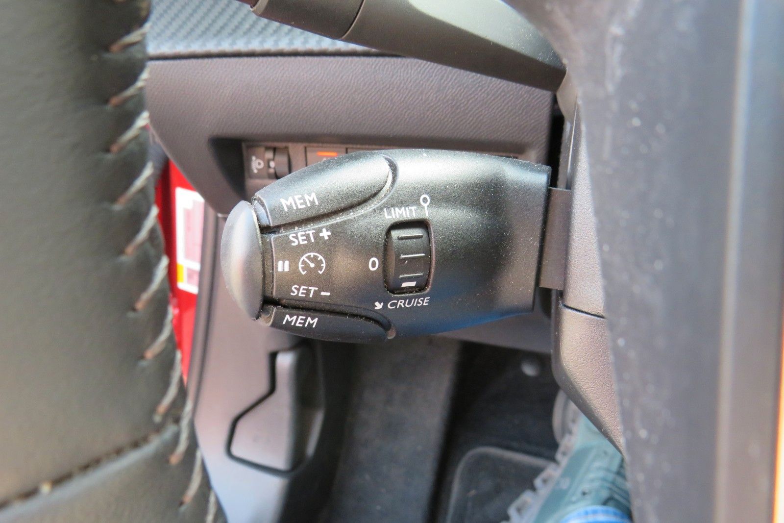 Fahrzeugabbildung Peugeot 2008 e- ALLURE NAVI GRA APP-CON SITZH. PDC 1.HD
