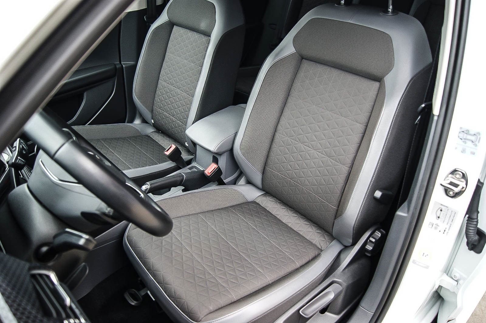 Fahrzeugabbildung Volkswagen T-Cross 10 Style DSG R-LINE VIRTUAL NAVI ACC 18'