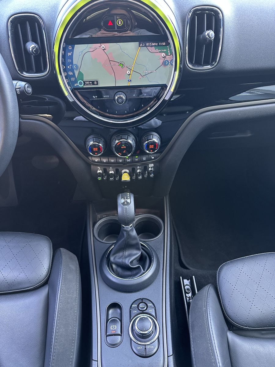 Fahrzeugabbildung MINI Cooper SE Countryman ALL4 NAV+LED+HUD+PANO+KAM