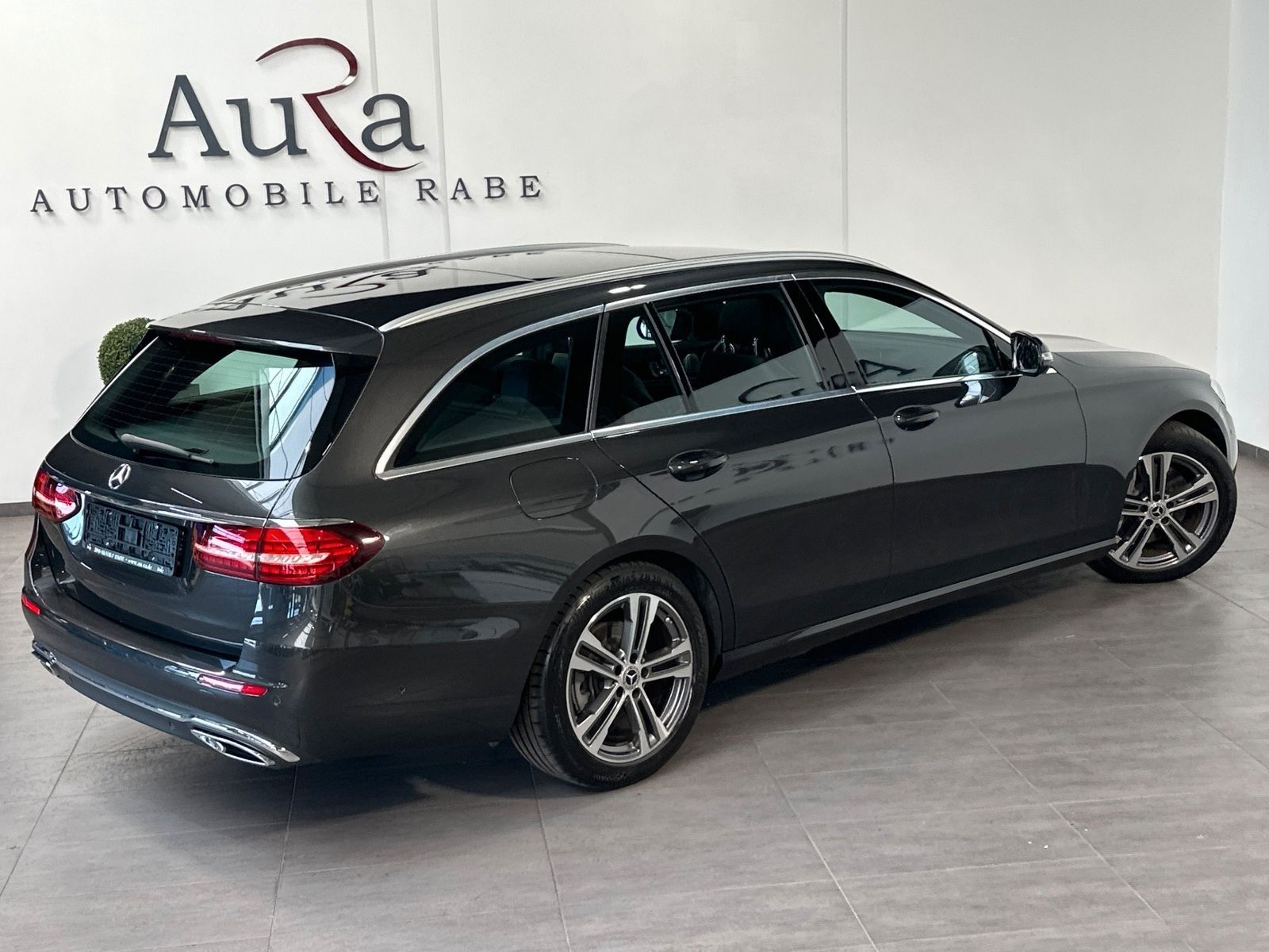 Fahrzeugabbildung Mercedes-Benz E 220 d T Avantgarde NAV+LED+PANORAMA+DISTRONIC