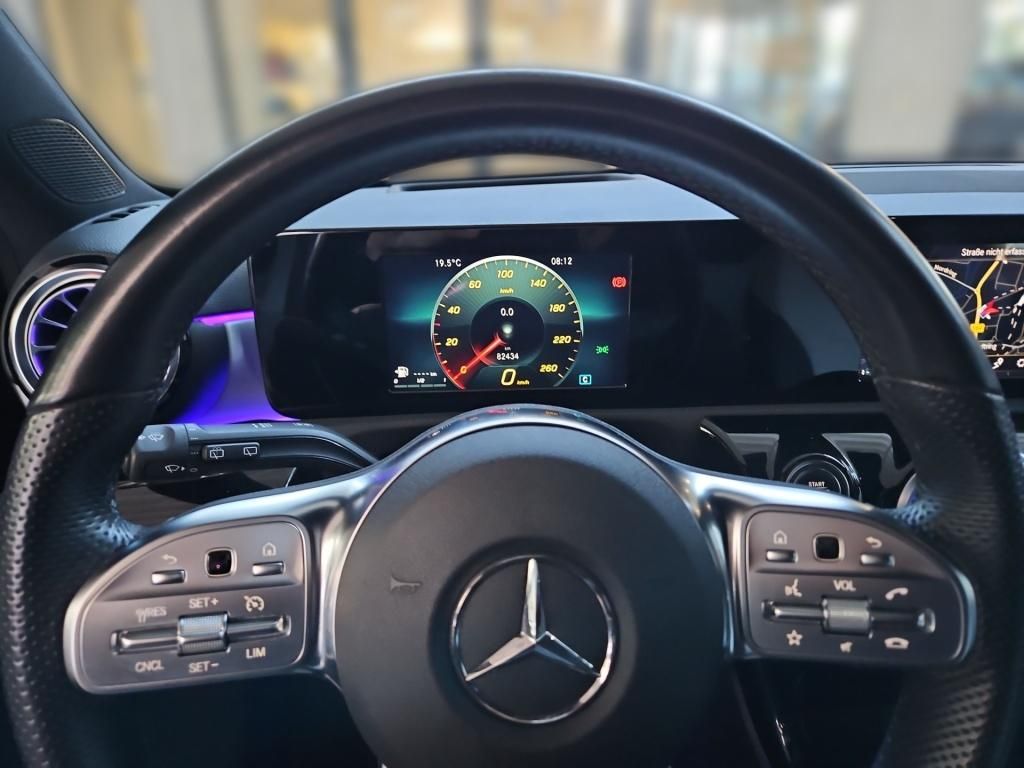 Fahrzeugabbildung Mercedes-Benz A 180 AMG Night Navi HUD LED Parkpilot Soundsys.