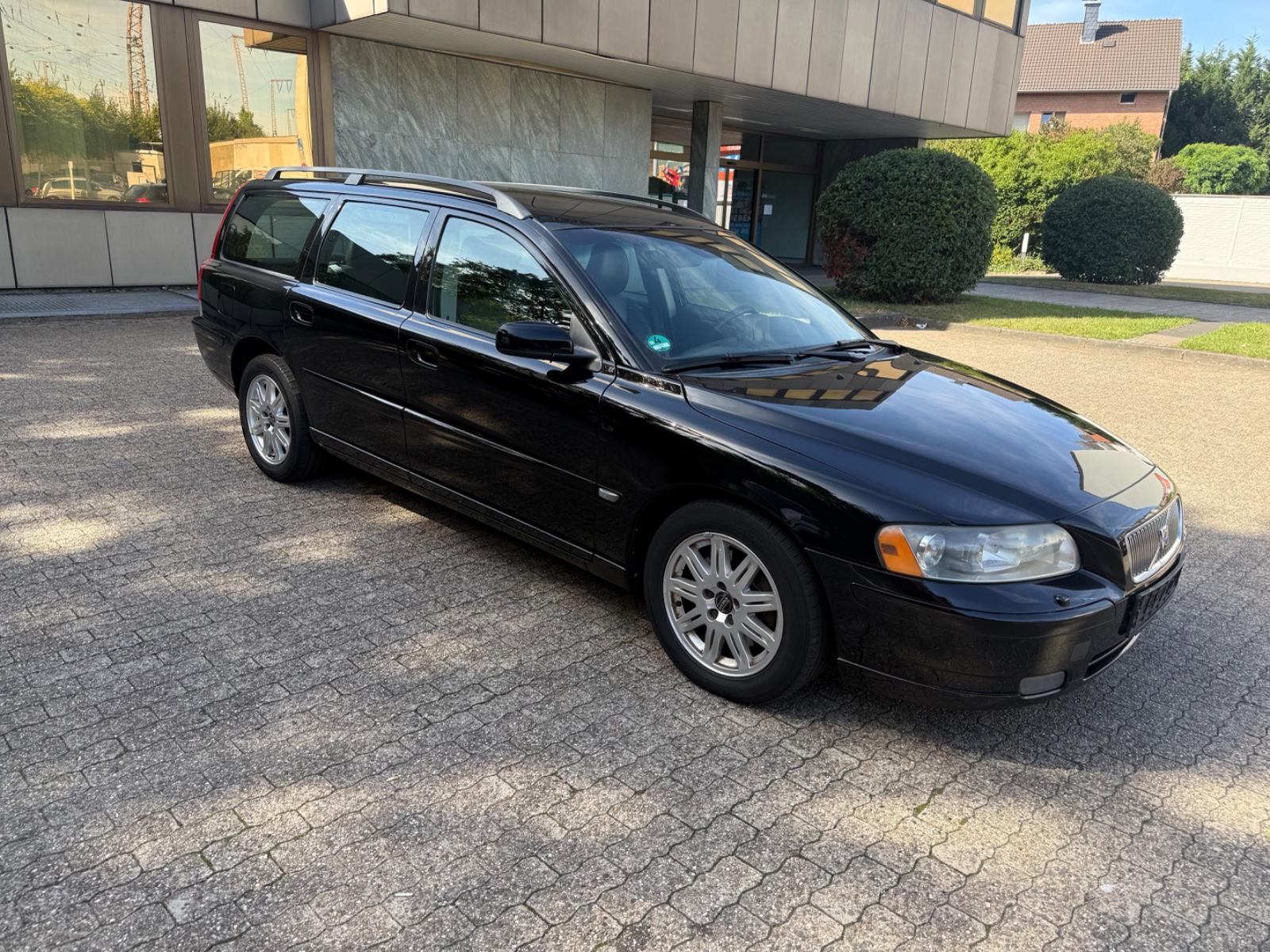 Volvo V70 2004 — rear view