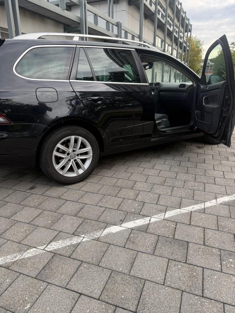 Volkswagen Golf 2012 — rear view