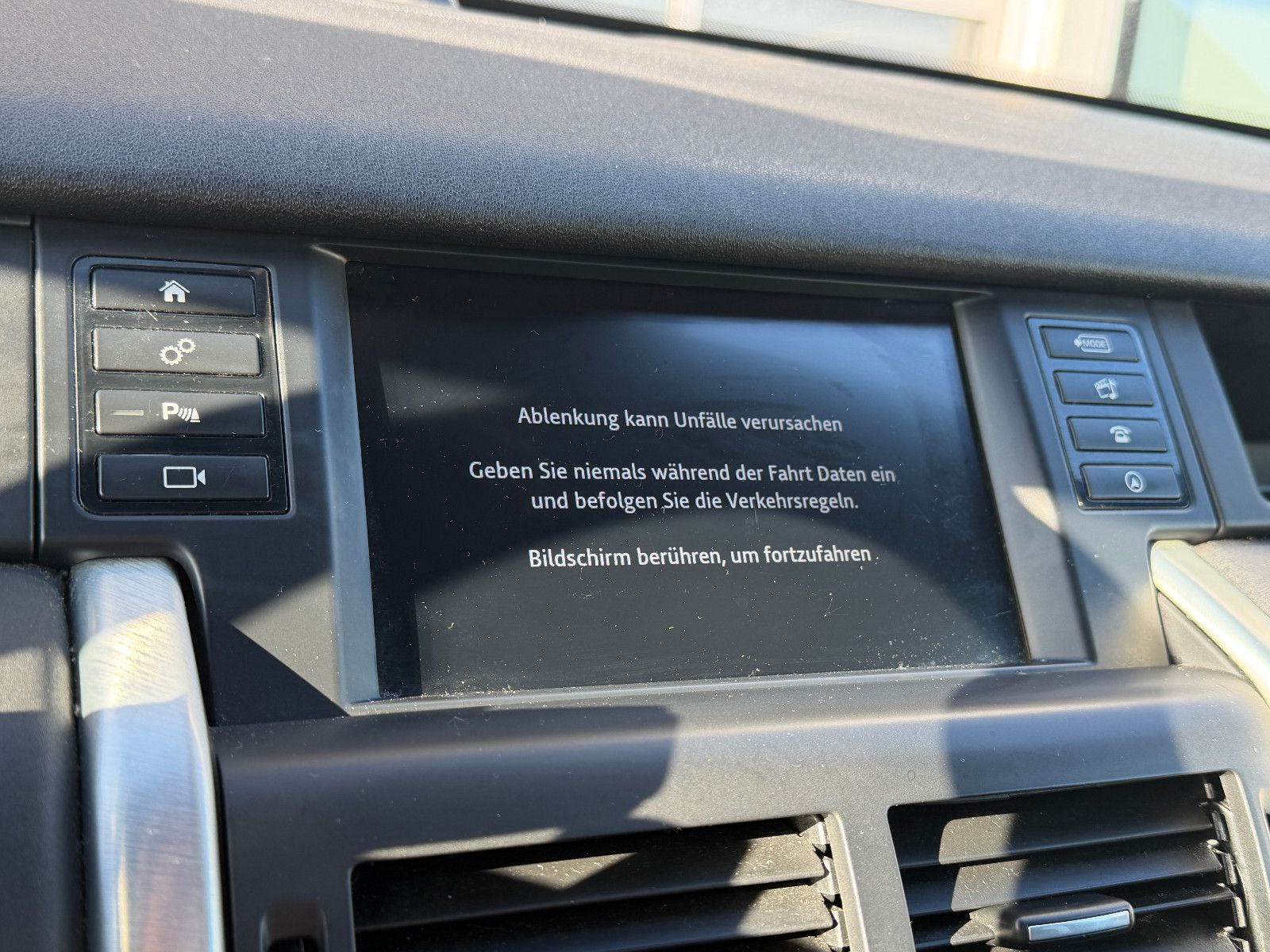 Fahrzeugabbildung Land Rover Discovery Sport SE AWD/PANO/ACC/NAVI/KAMERA/SHZ