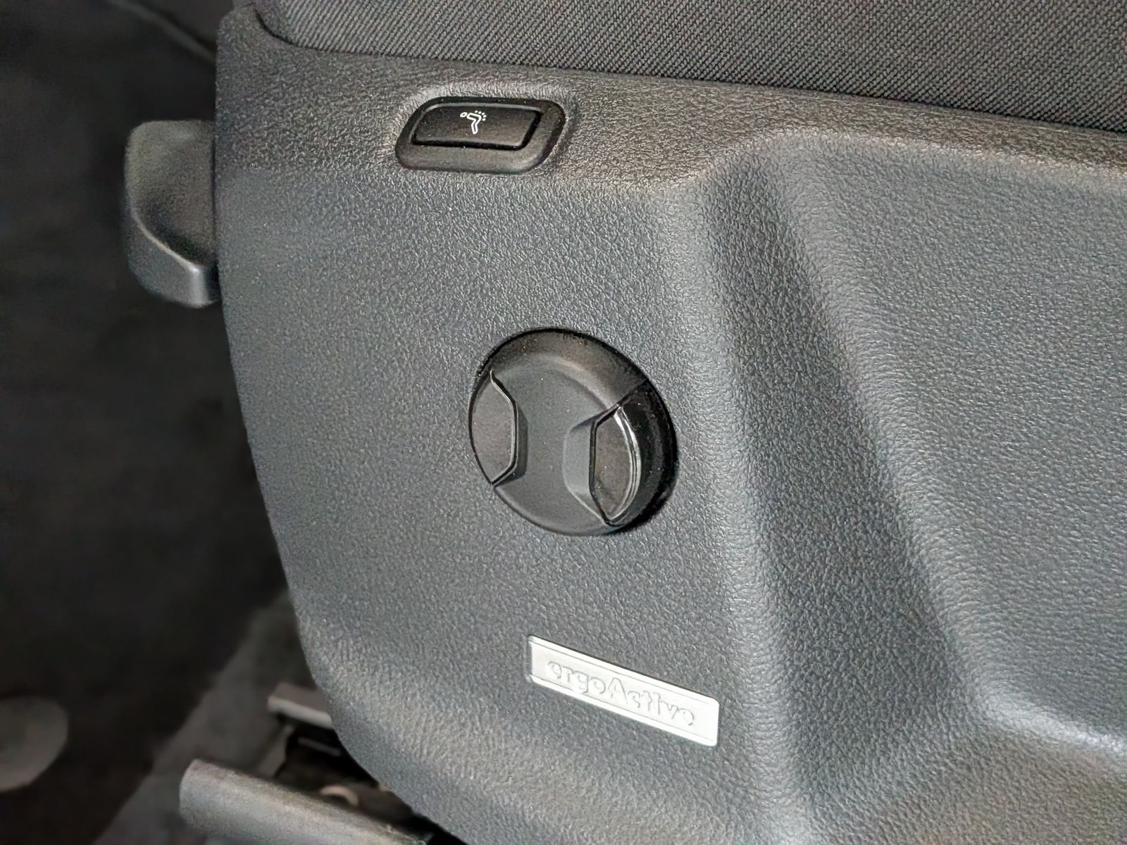 Fahrzeugabbildung Volkswagen Touran 2.0 DSG R-Line High Pano 7-Si IQ AHK VOLL