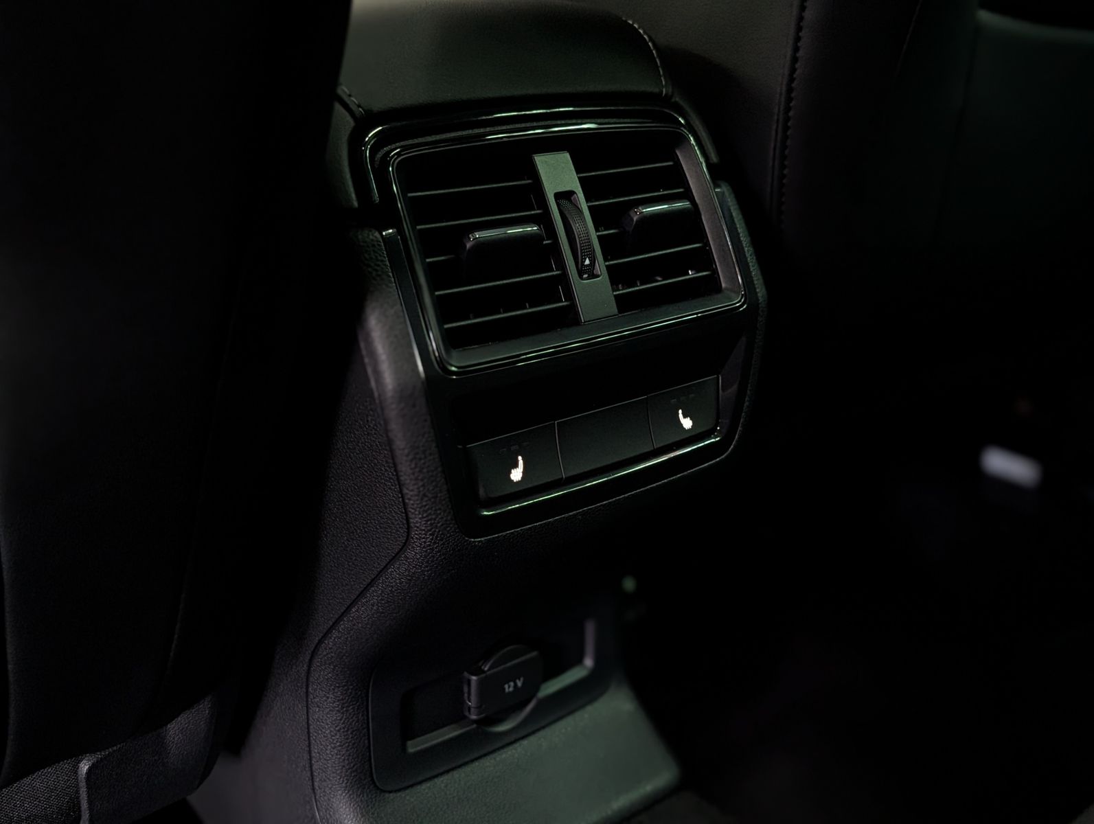 Fahrzeugabbildung SKODA Karoq Sportline 4x4 2.0 TSI PANO AHK StHz VOLL