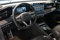 VW Tiguan 1.5 eTSI R-Line | Pano | AHK | 20" VW Tiguan 1.5 eTSI R-Line | Pano | AHK | 20"