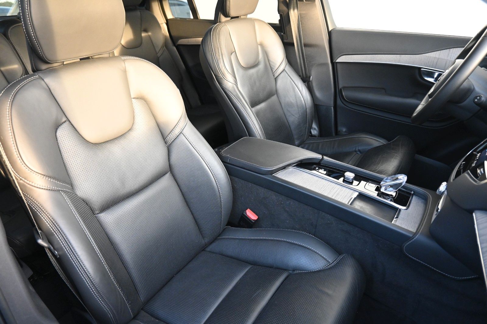 Fahrzeugabbildung Volvo XC90 B5D AWD Plus Dark*STDHZG*PANO*LUFT*360°*AHK