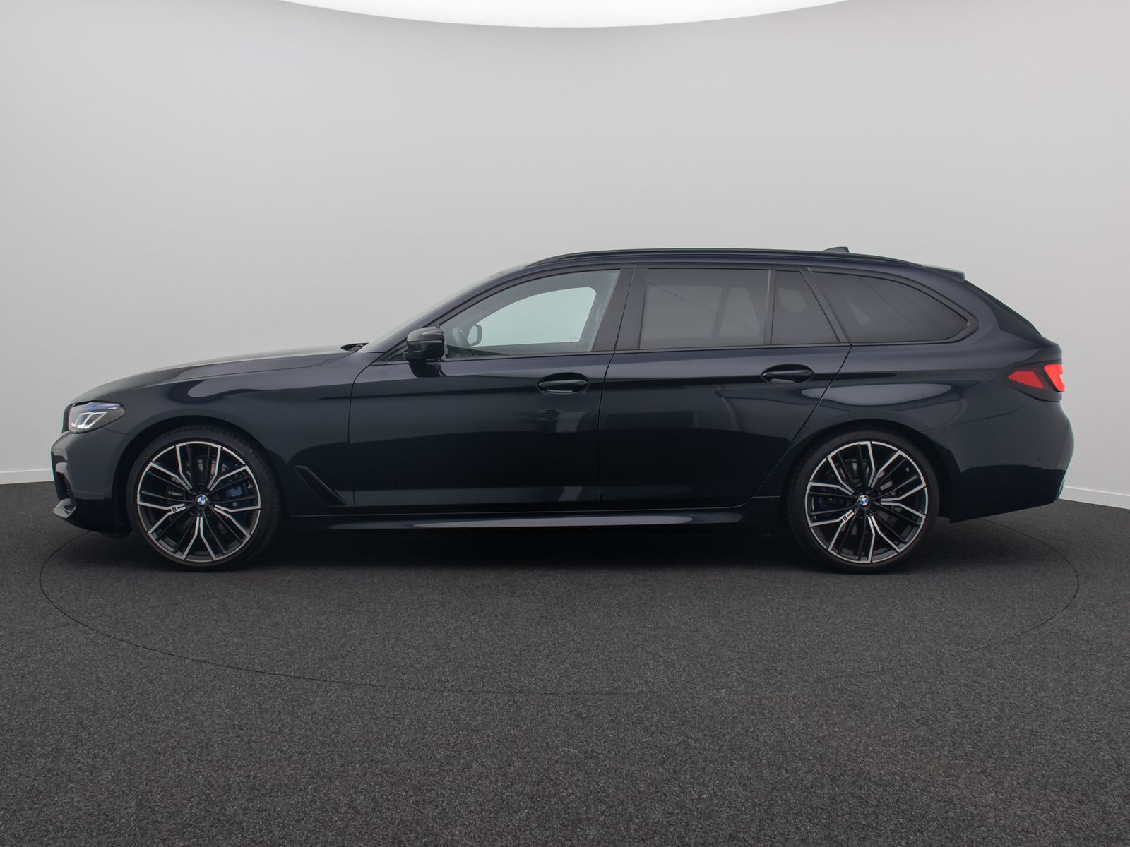 Fahrzeugabbildung BMW 540i xD M Sport DAB Panorama HUD H/K DispKey 20"