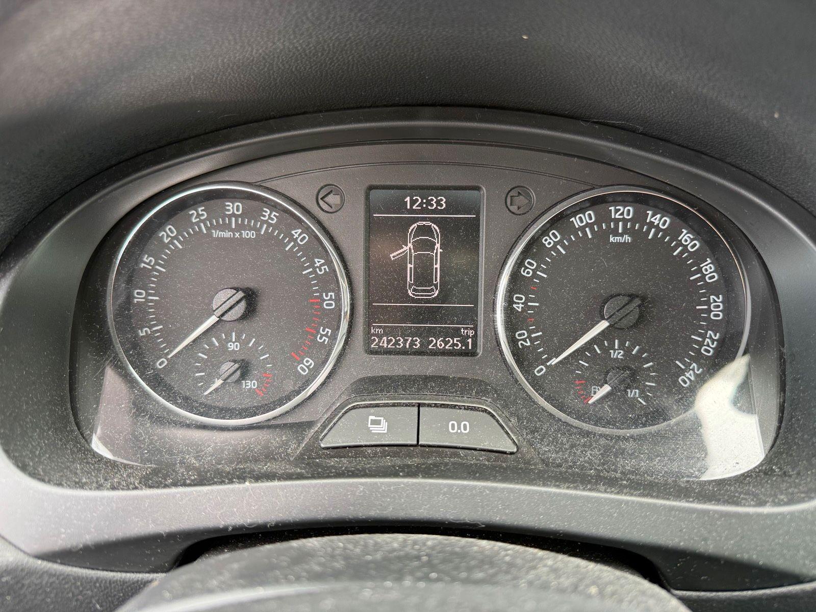 Skoda Rapid 2015 — photo 12