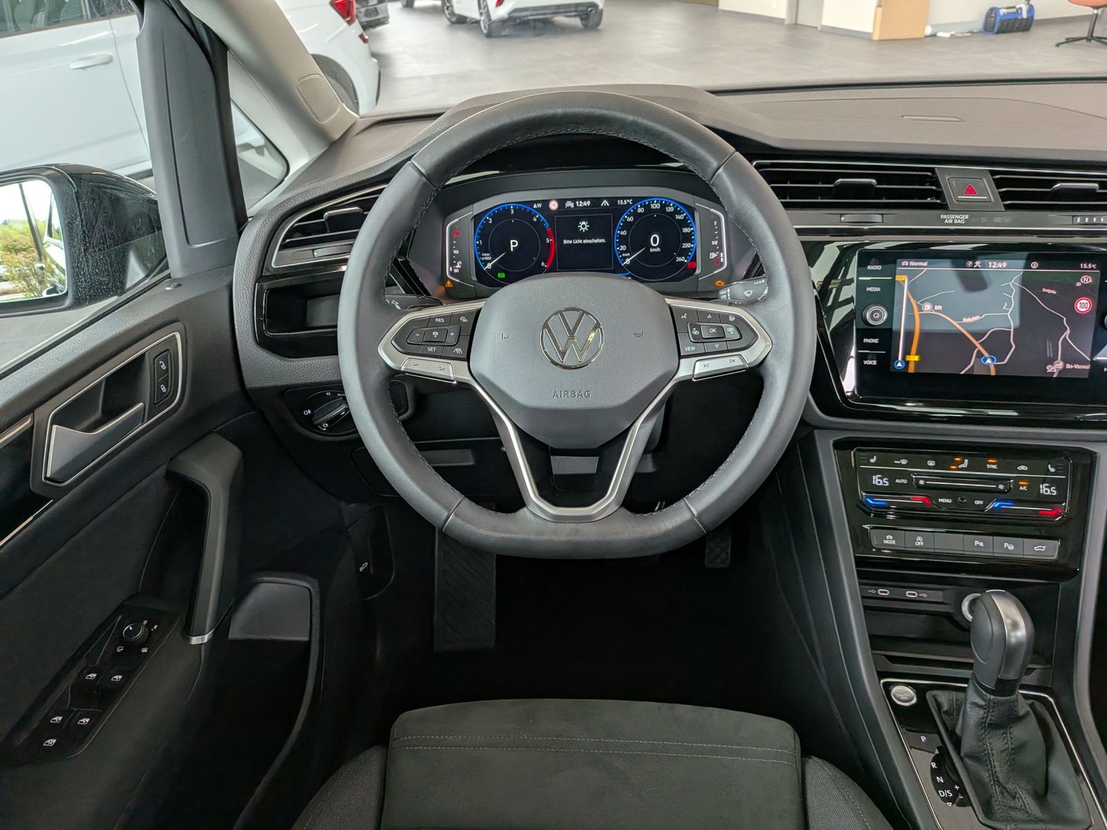Fahrzeugabbildung Volkswagen Touran 2.0 DSG R-Line High Pano 7-Si IQ AHK VOLL