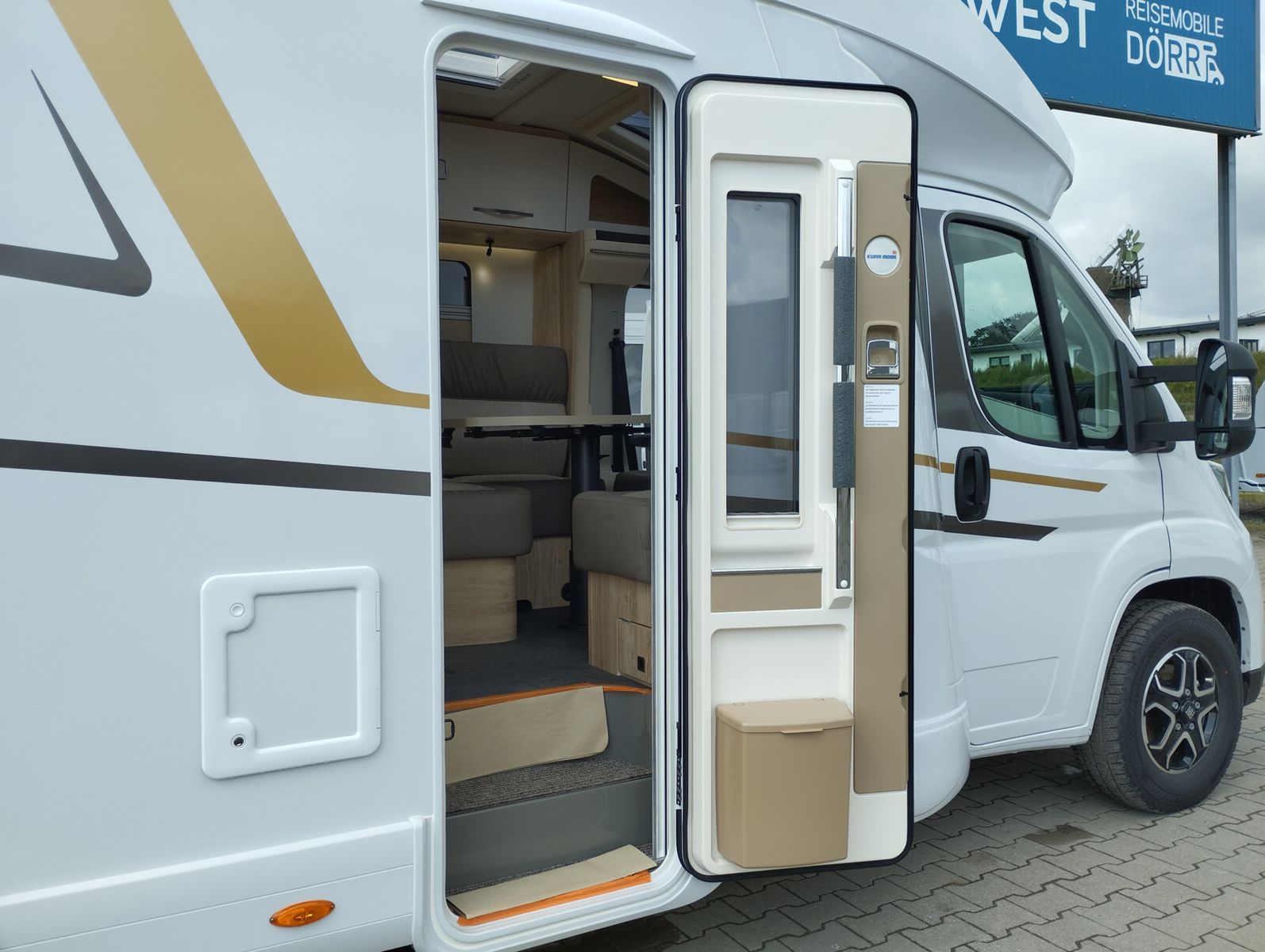 Fahrzeugabbildung Eura Mobil Profila T PT 695 EB Automatik, Mondial Pakete