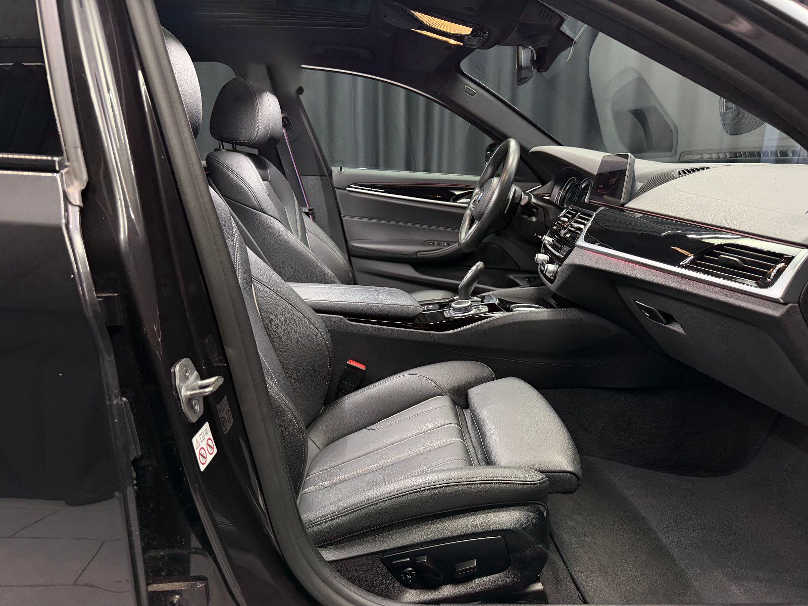 Fahrzeugabbildung BMW BMW 530i Lim xDrive M SPORT|HEAD-UP|360"|NAVI|