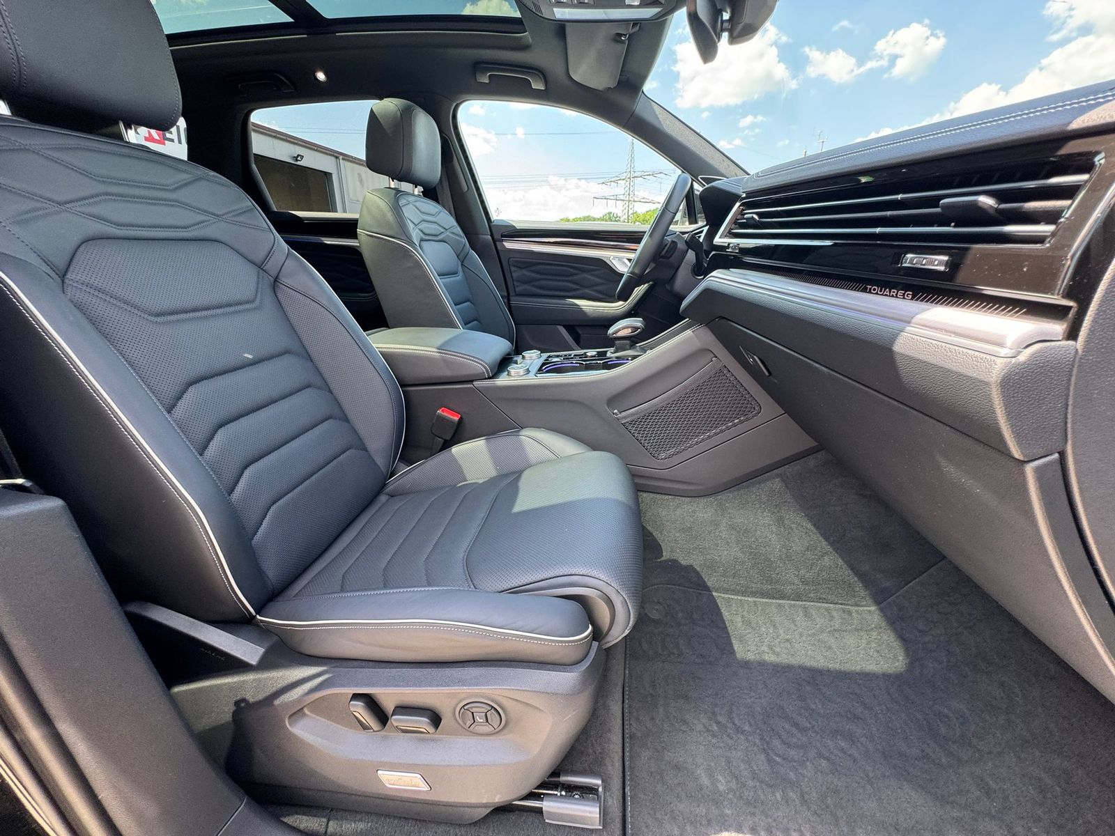 Fahrzeugabbildung Volkswagen Touareg 3.0TDI 4M R-Line VOLL Black 22" UPE 114T