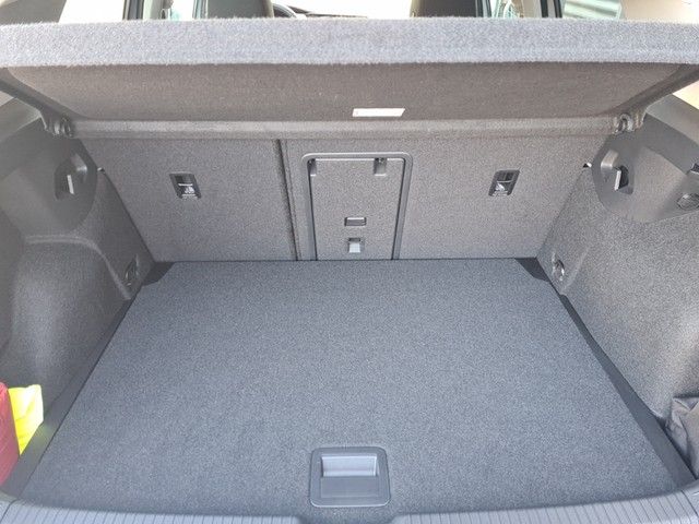 Fahrzeugabbildung Volkswagen Golf VIII TSI LED Navi AID ACC RFK SH LM