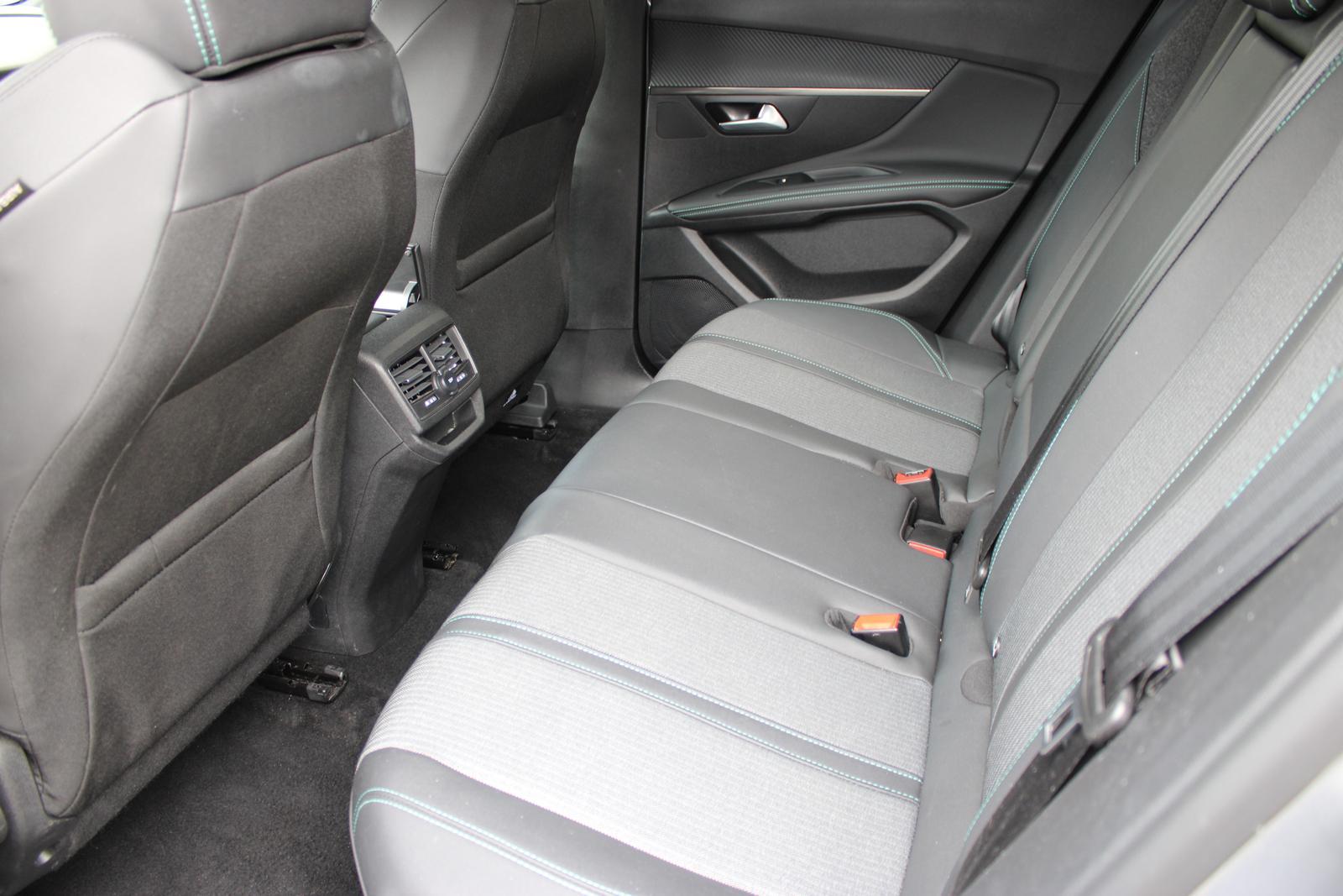 Peugeot 3008 136 MHEV Allure Pack, eDCS6, NAVI,KAMERA