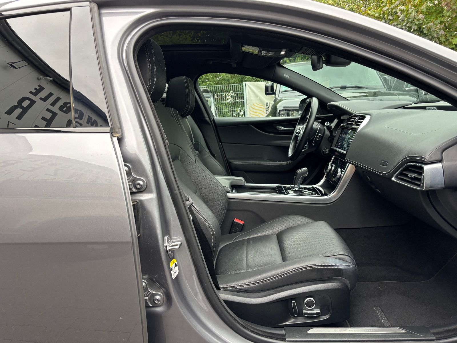 Fahrzeugabbildung Jaguar XE R-Dynamic Black/360''KAM/PANO/EXCLUSIV/MERIDI