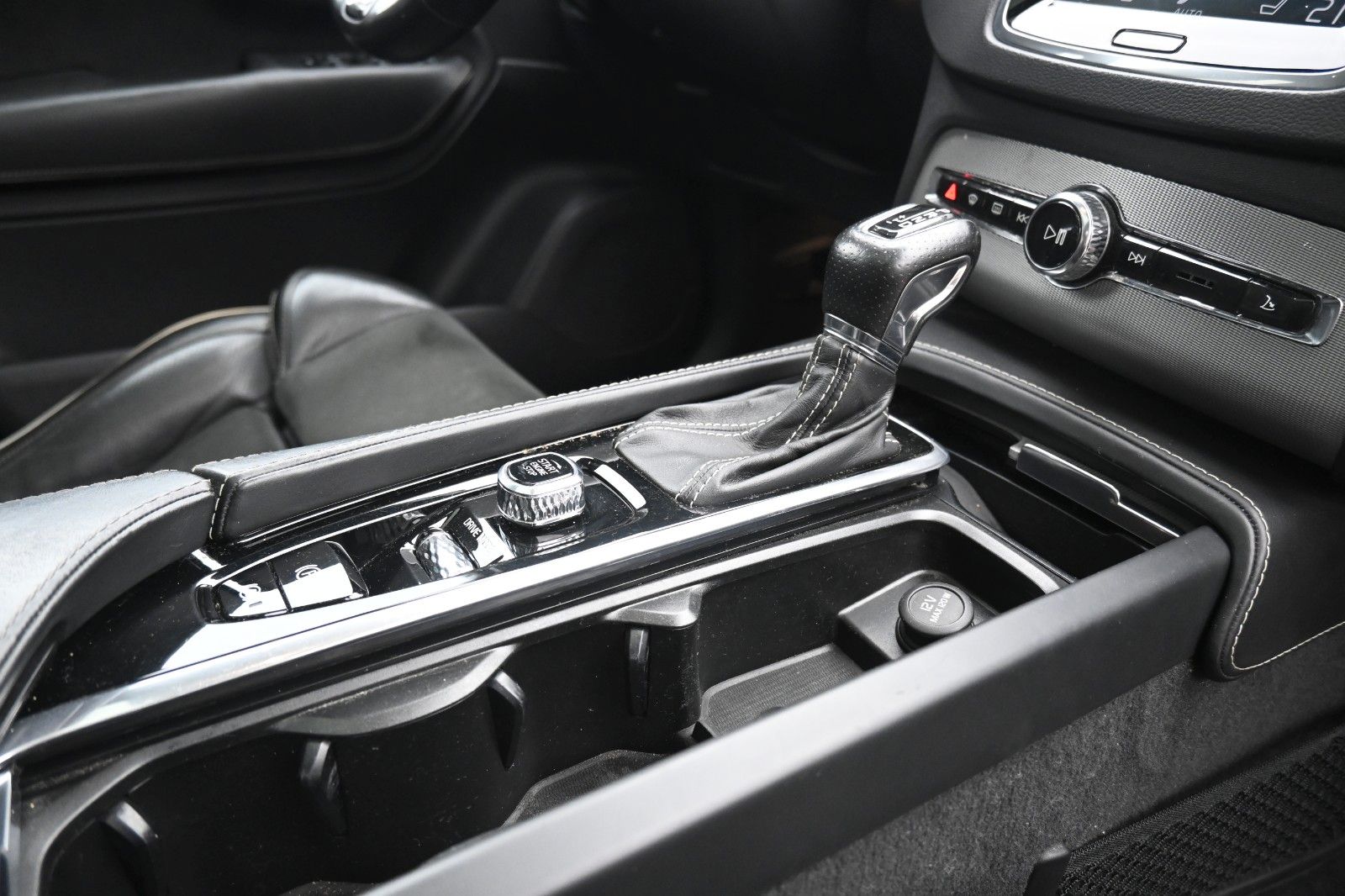 Fahrzeugabbildung Volvo XC90 D5 AWD*R Design*LUFT*PANO*7Si*LED