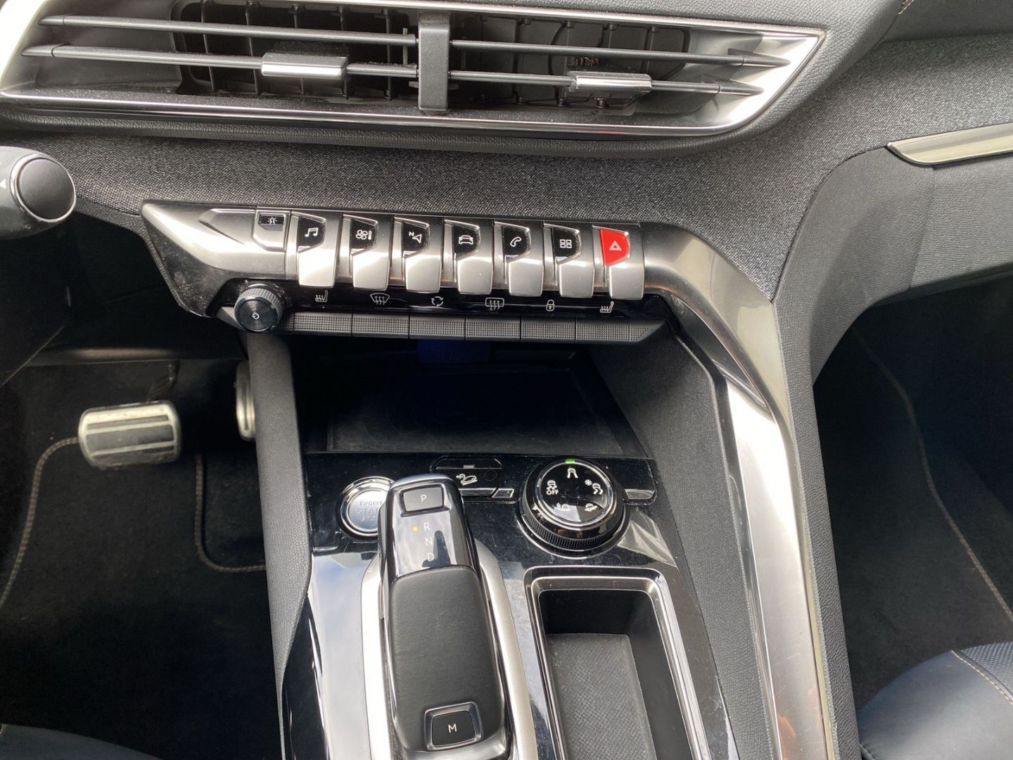 Fahrzeugabbildung Peugeot 3008 Allure 1.6 PureTech 180 AHK Navi/Glasdach