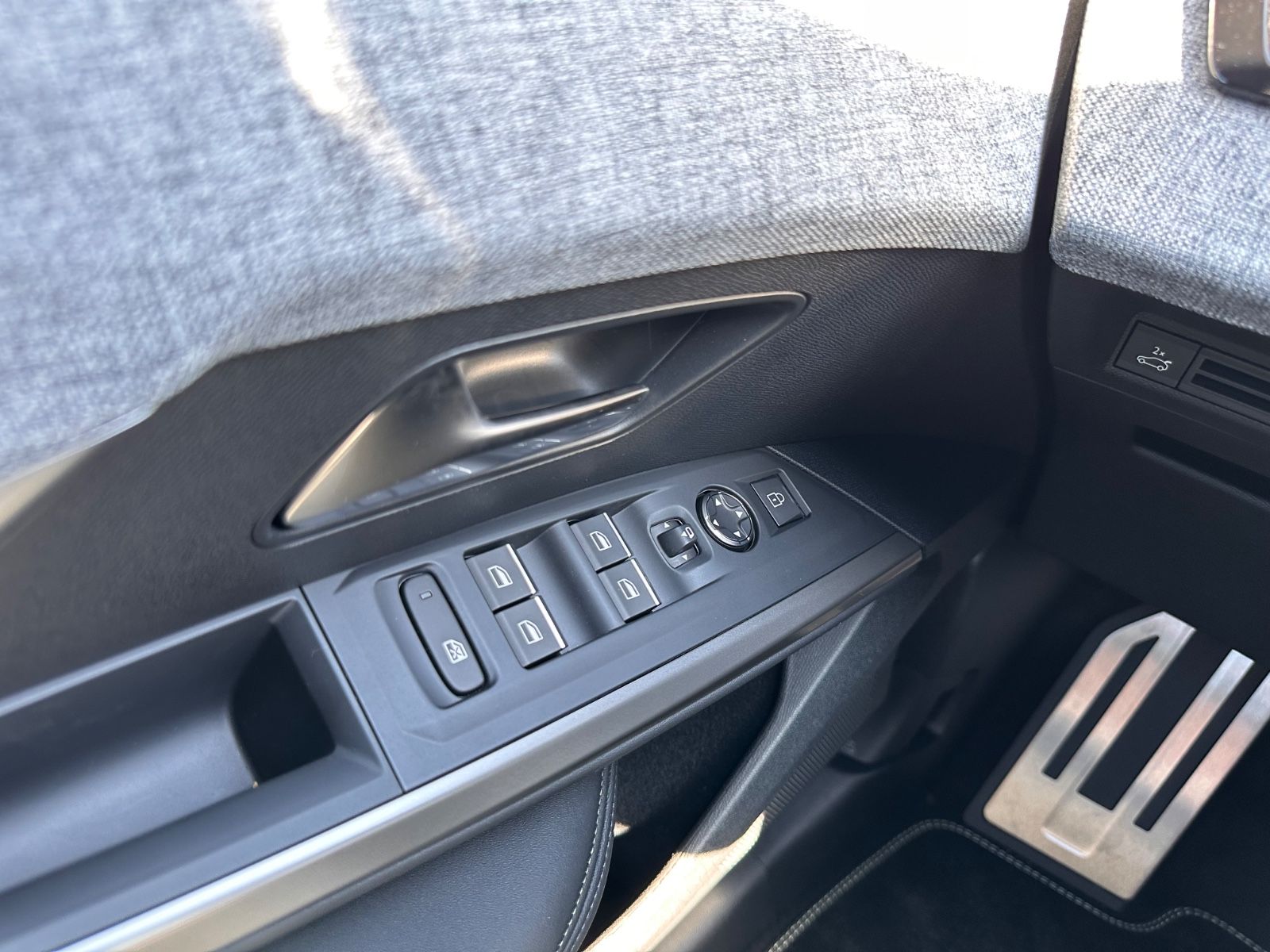 Fahrzeugabbildung Peugeot 5008 GT Hybrid 145 Autom 7-Sitz/ACC/Navi/APP/LED