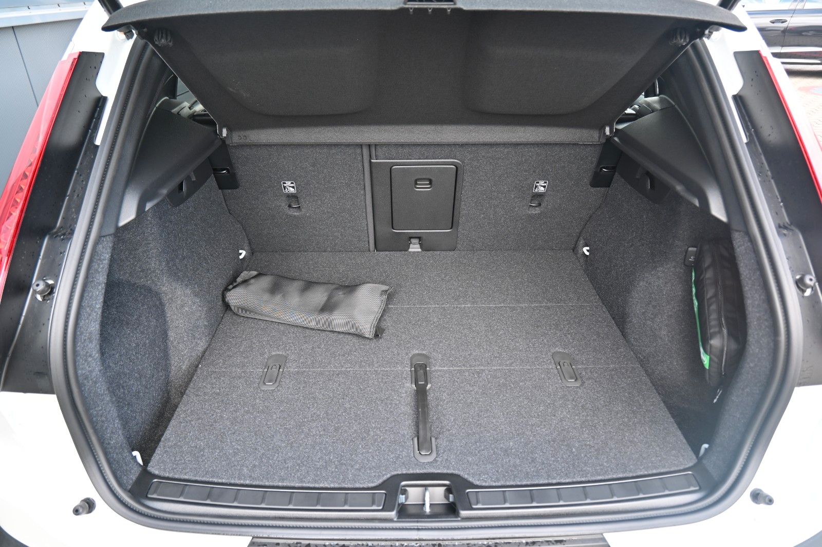 Fahrzeugabbildung Volvo XC40 B4 DKG Plus Dark*FSHZG*360°*ACC*Allwetter