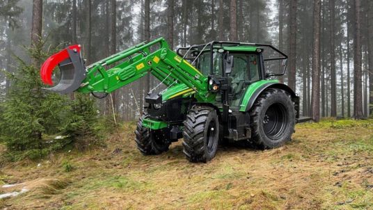 John Deere 6120M UVV Forstschlepper