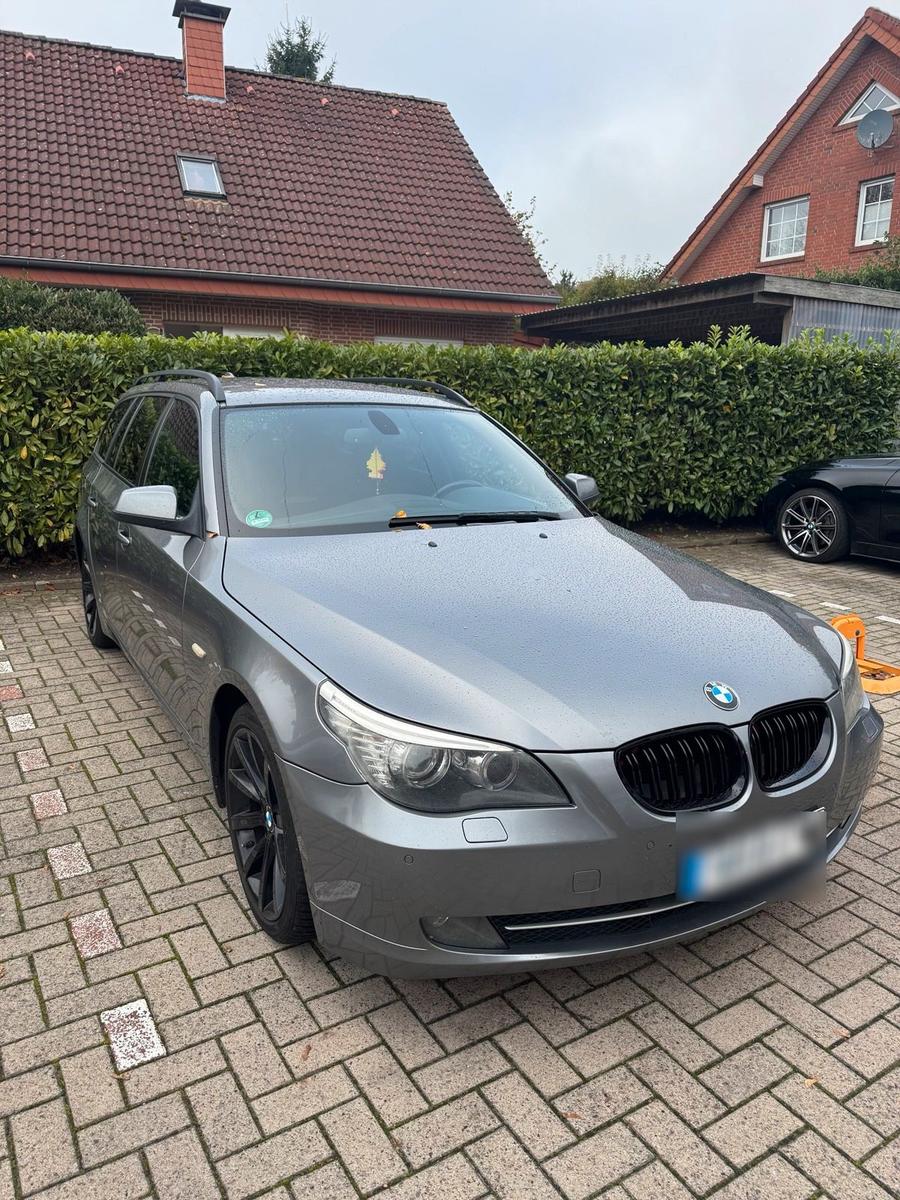 BMW 520 2010 — салон