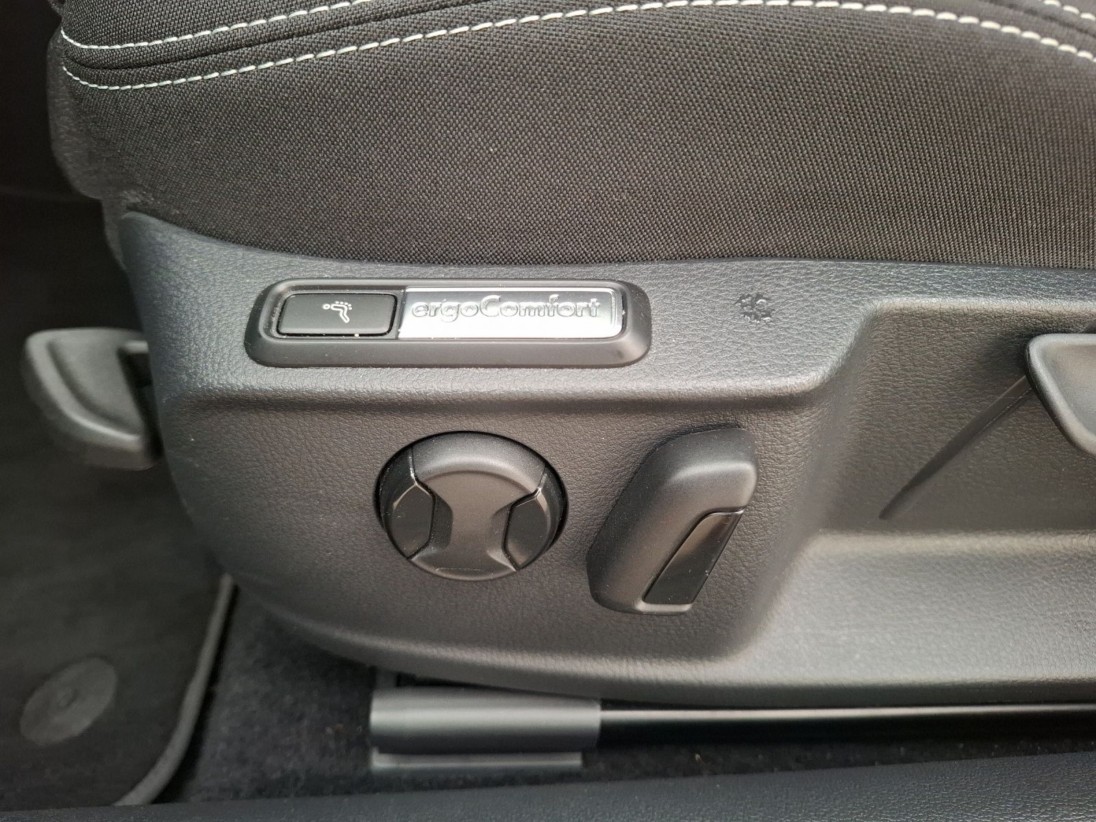 Fahrzeugabbildung Volkswagen Passat Variant TDI Business DSG 4M Standhzg. Mat