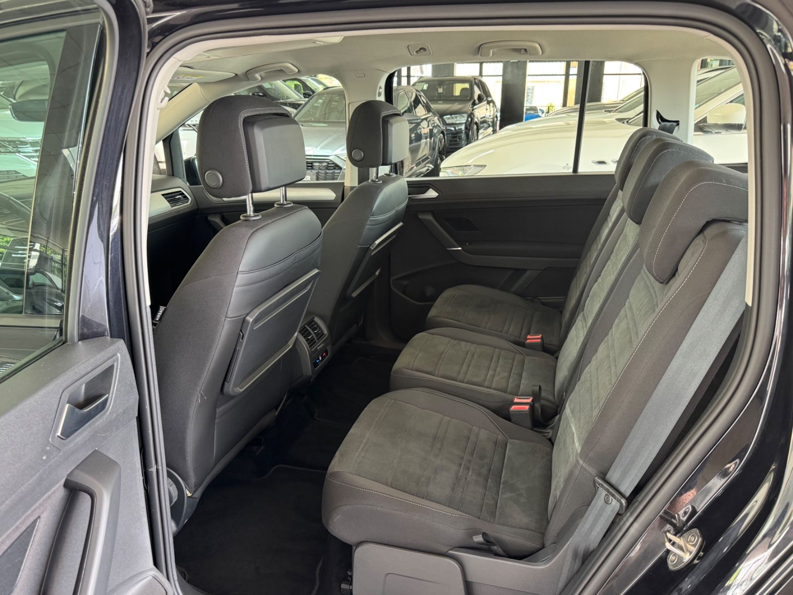 Fahrzeugabbildung Volkswagen Touran Comfortline/ACC/AHK/PDC/Navi/Massage/1H
