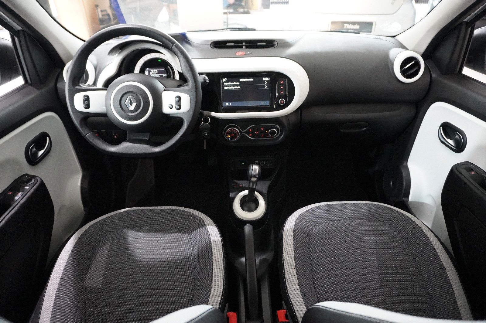 Fahrzeugabbildung Renault Twingo Equilibre Electric 22KWH NAVI/LED/DAB+