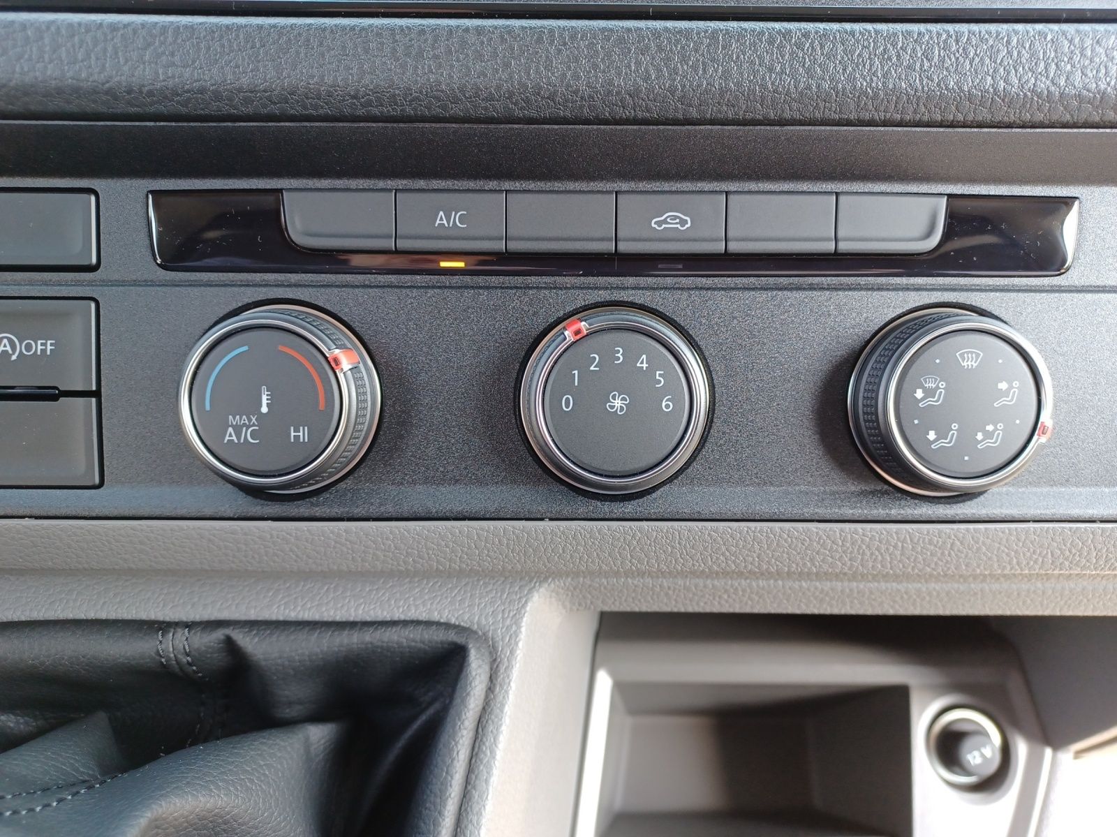 Fahrzeugabbildung Volkswagen Crafter Kasten 35 TDI MR KLIMA AHK RADIO HOLZFUS