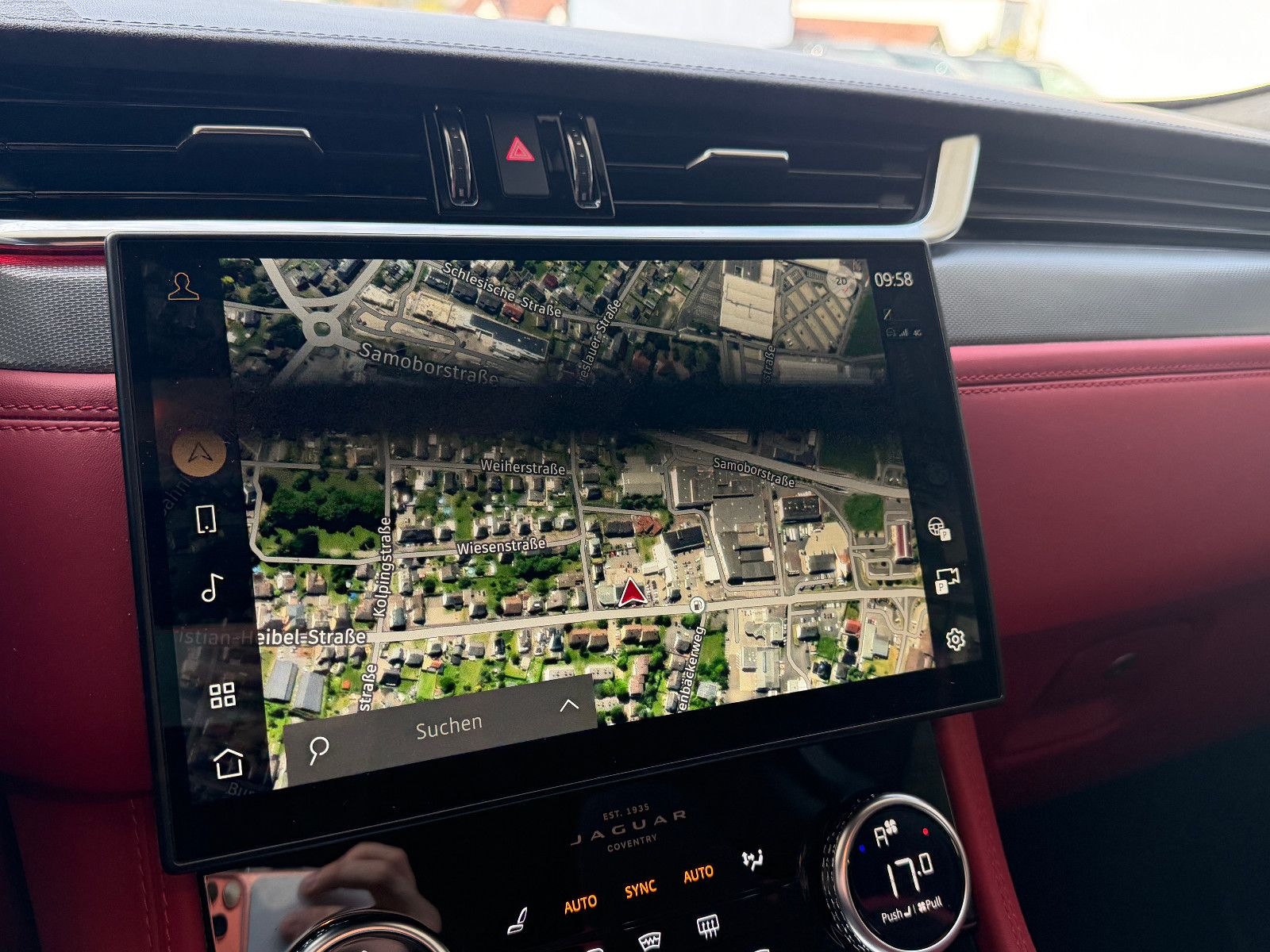 Fahrzeugabbildung Jaguar F-PACE SVR /PANO/MERIDIAN/HUD/360°KAM/MEMORY
