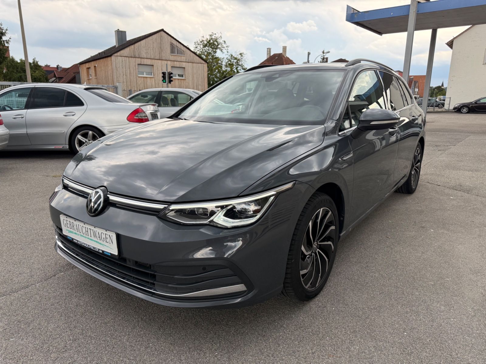 Volkswagen Golf - 1