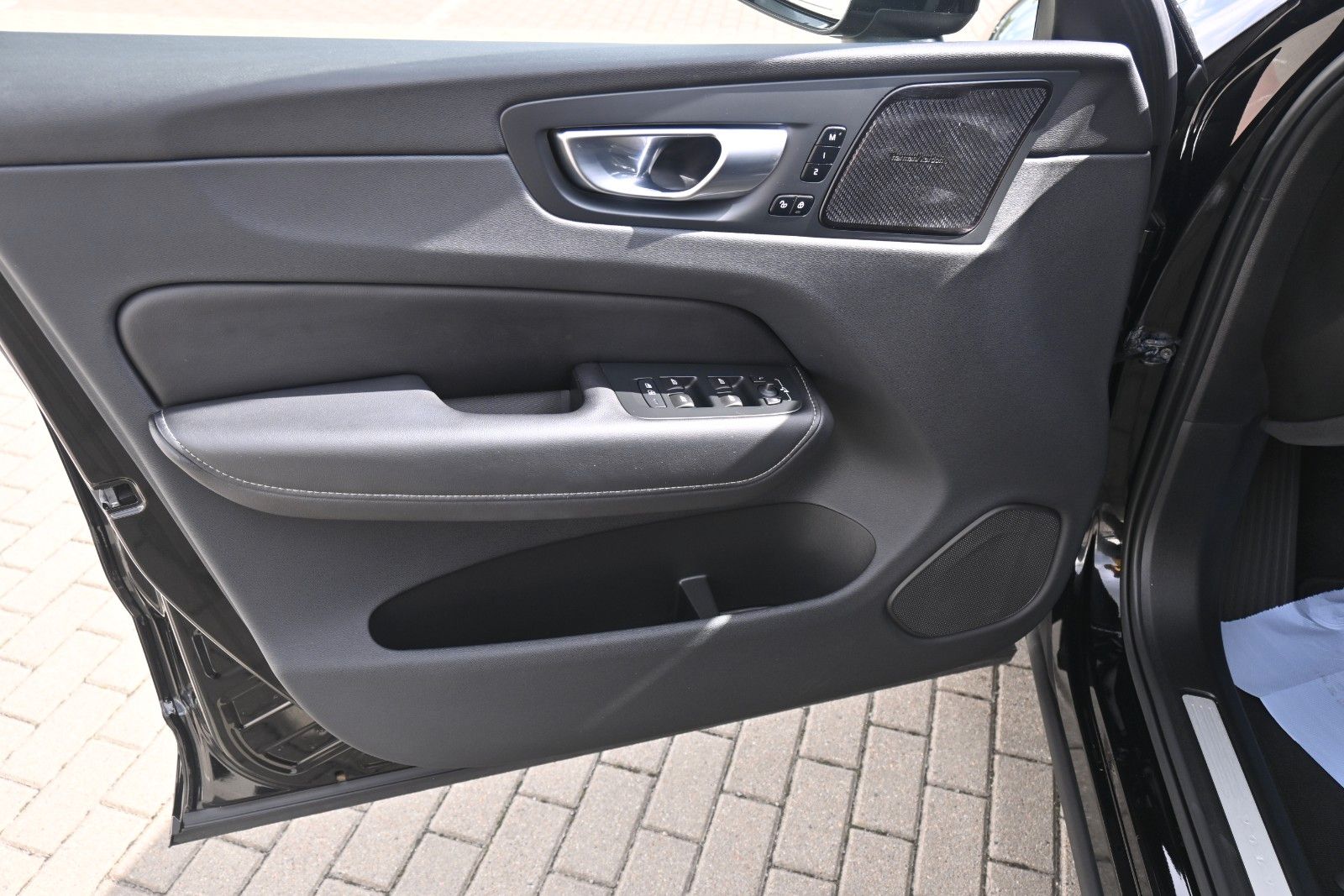 Fahrzeugabbildung Volvo XC60 B4 D AWD Ultimate Dark*STDHZG*360°*ACC*AHK