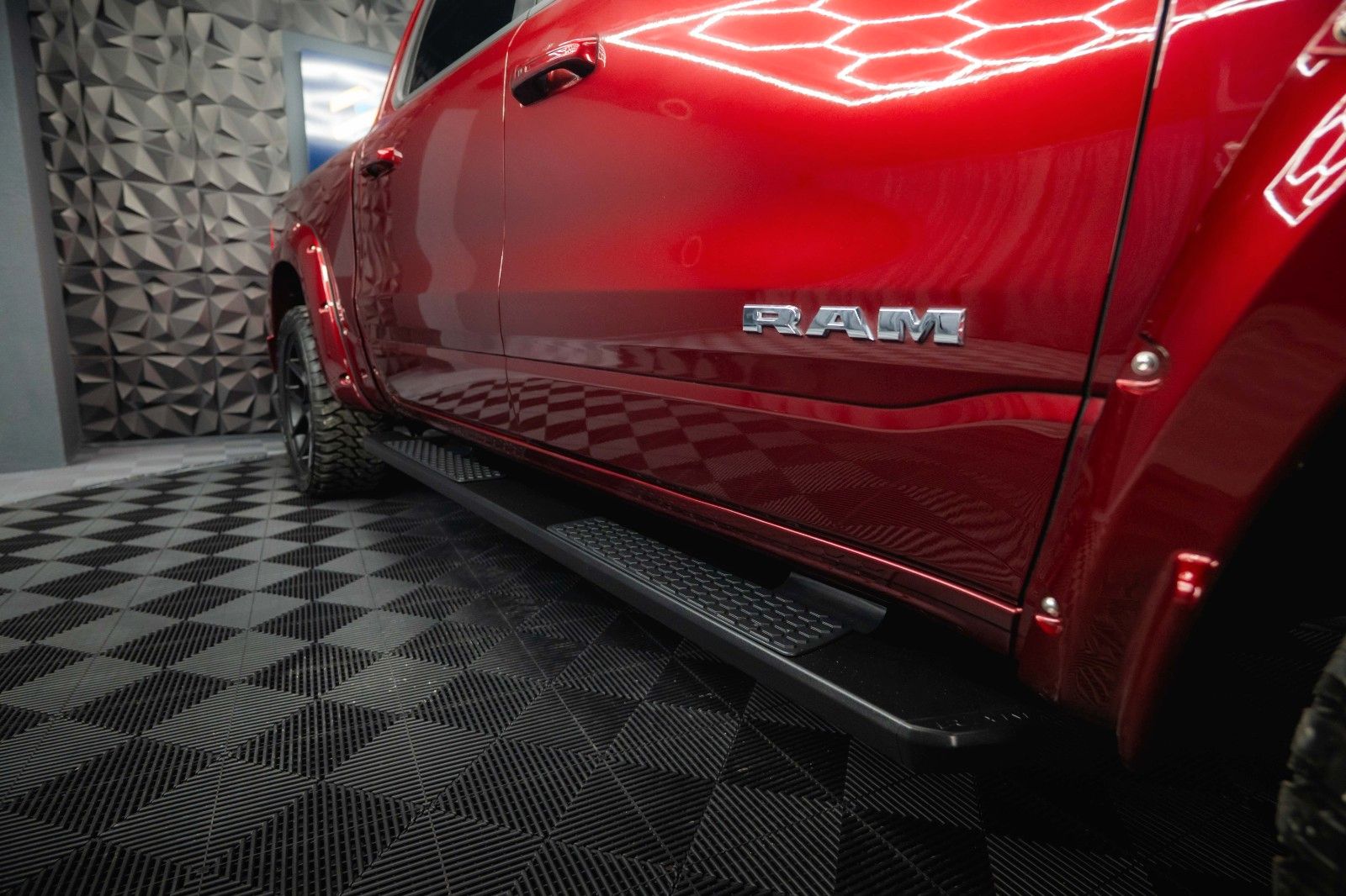 Fahrzeugabbildung Dodge RAM 5.7 V8 HEMI 4x4 OFFROAD Night LARAMIE 19%