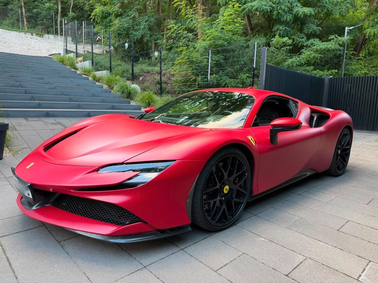 Ferrari SF90 *Lift *Carbon *AFS *Carplay *MATT LACKIERUN