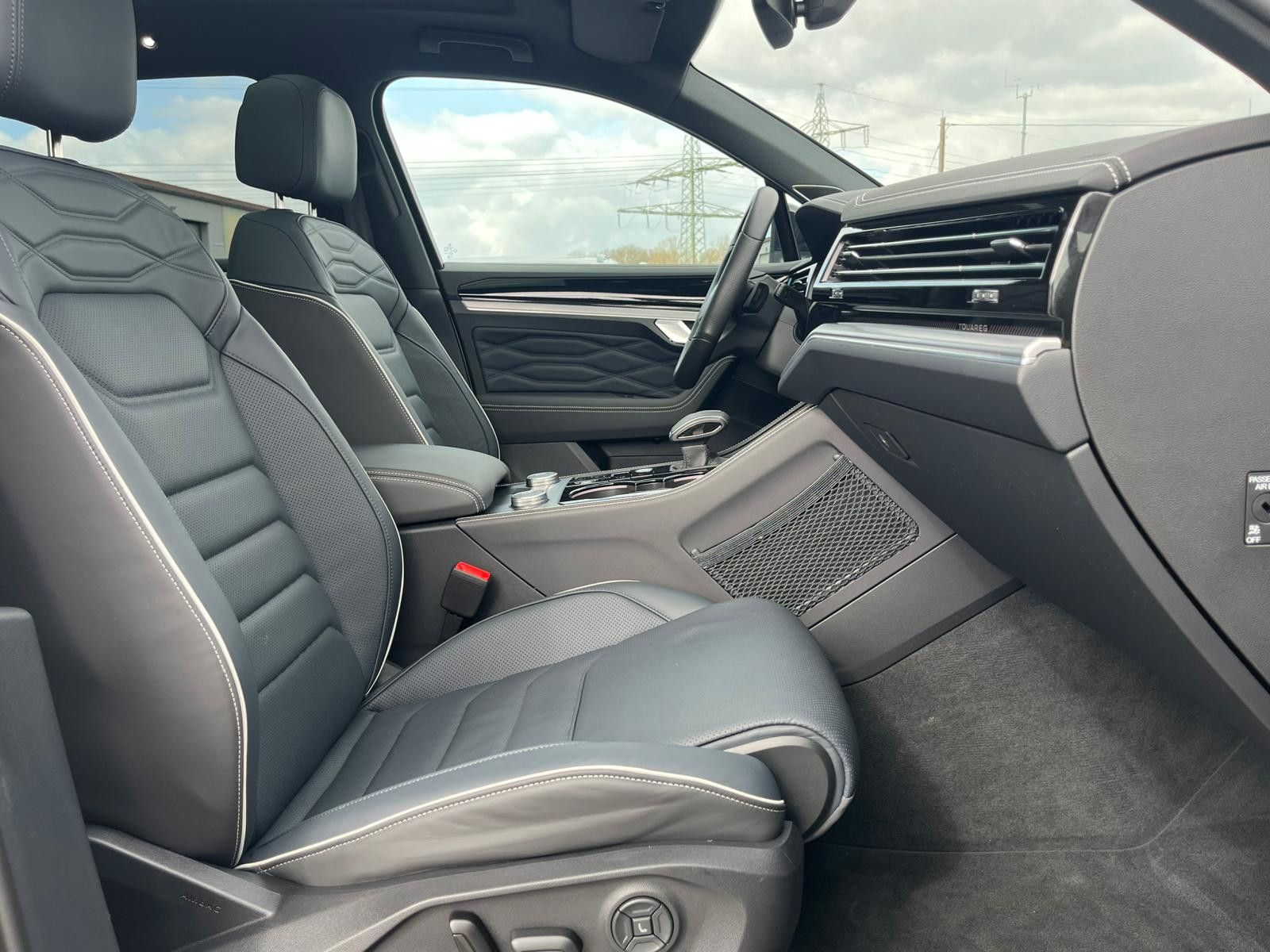 Fahrzeugabbildung Volkswagen Touareg 3.0TDI 4M R-Line VOLL Black 22" UPE 114T