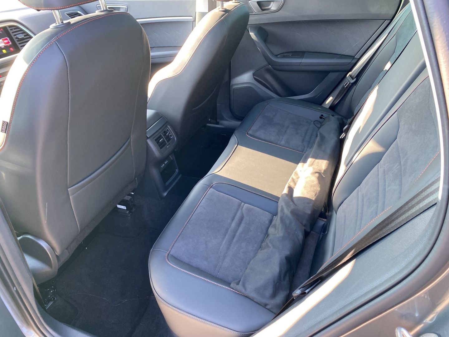 Fahrzeugabbildung SEAT Ateca FR 4Drive 2.0 TDI EU6d AD AHK-klappbar Nav