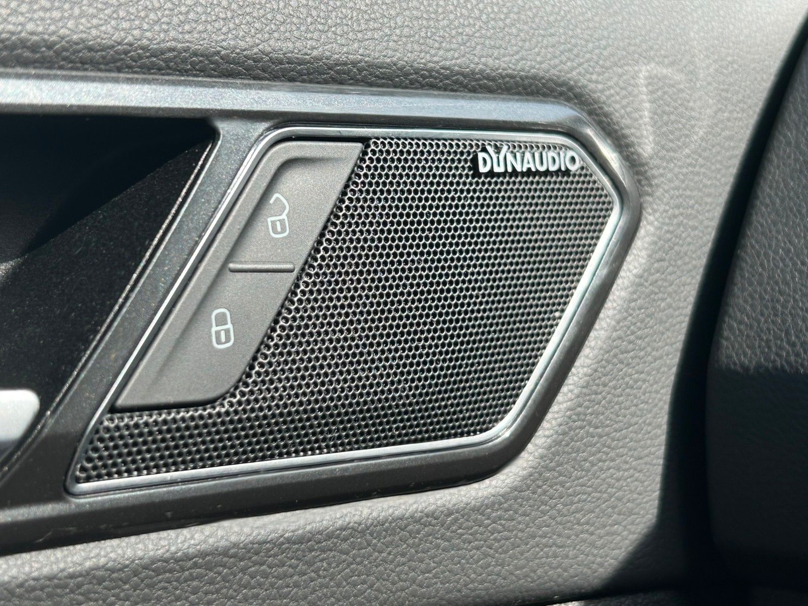 Fahrzeugabbildung Volkswagen Tiguan 2.0 TSI DSG Highline 4M Kamera Leder ACC