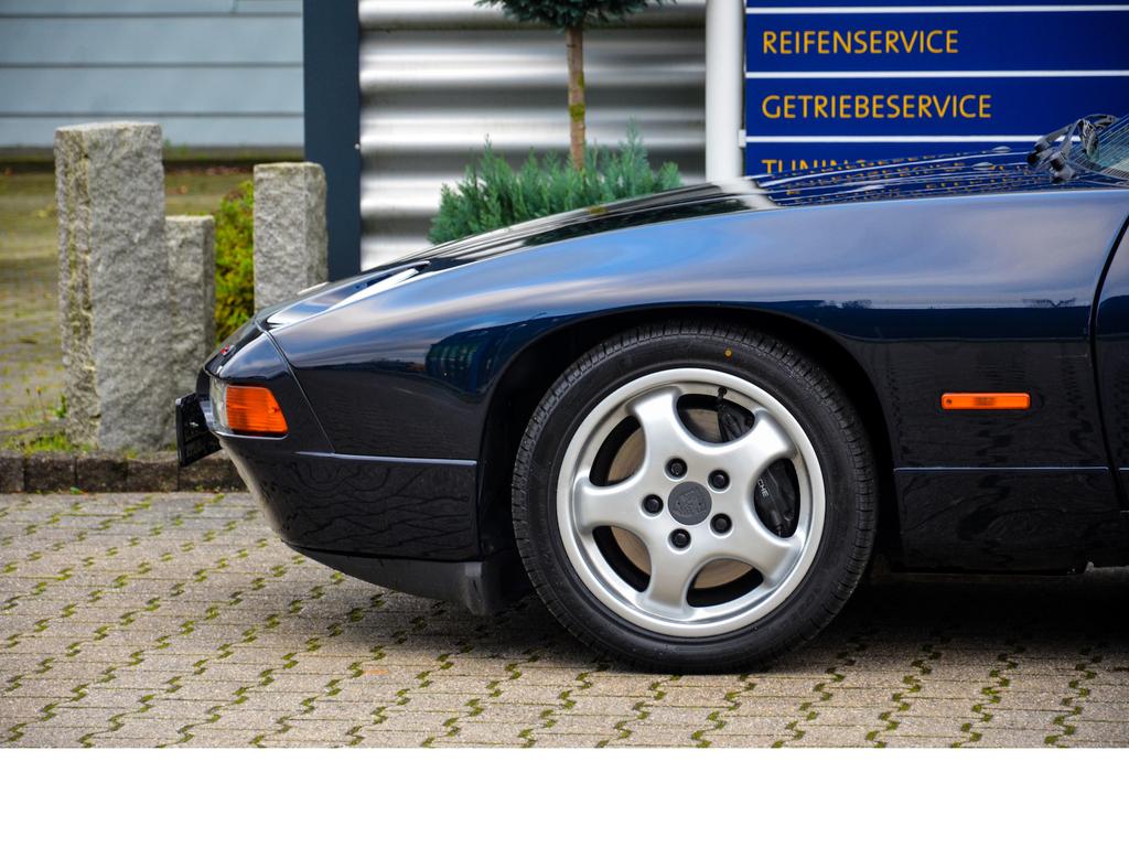 Porsche 928