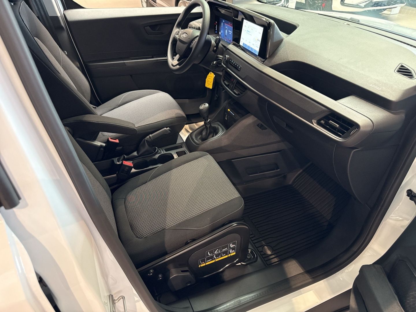 Fahrzeugabbildung Ford Transit Courier Trend AHK Apple CarPlay Android
