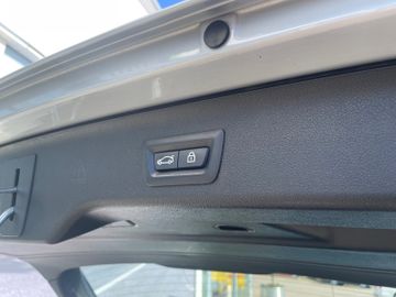 Fahrzeugabbildung BMW 520 d Touring Sport Line Aut. AHK ACC HUD uvm.