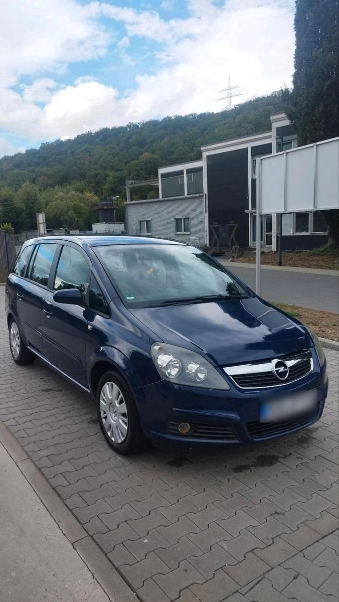 Opel Zafira 2006 — салон