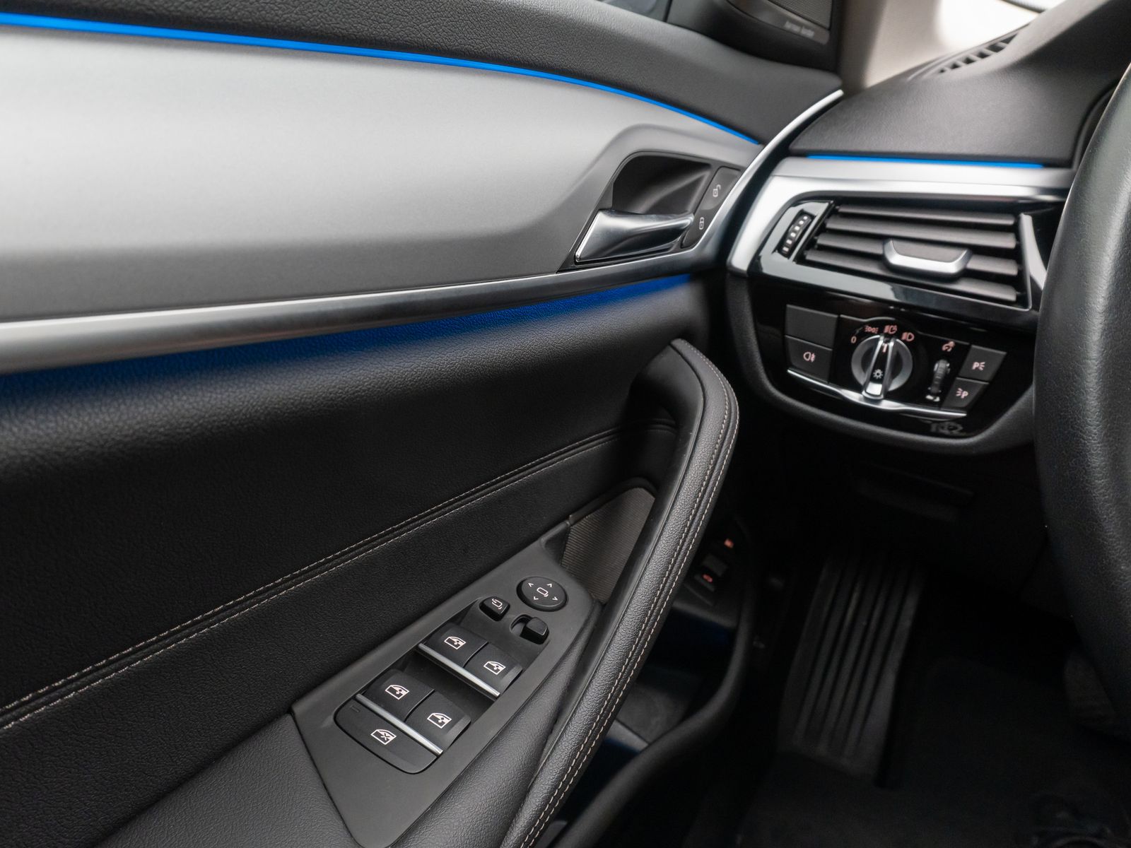 Fahrzeugabbildung BMW 530e Kamer Laser HUD DAB H/K Komfort Alarm Sport